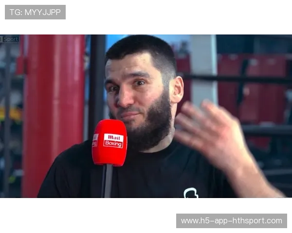 贝特比耶夫训练表情严肃，目标明确